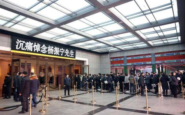 杨振宁葬礼直击:长孙抱遗像,一处细节感人 杨振宁葬礼直击:长孙抱遗像,一处细节感人