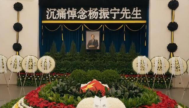 杨振宁葬礼直击:长孙抱遗像,一处细节感人 杨振宁葬礼直击:长孙抱遗像,一处细节感人