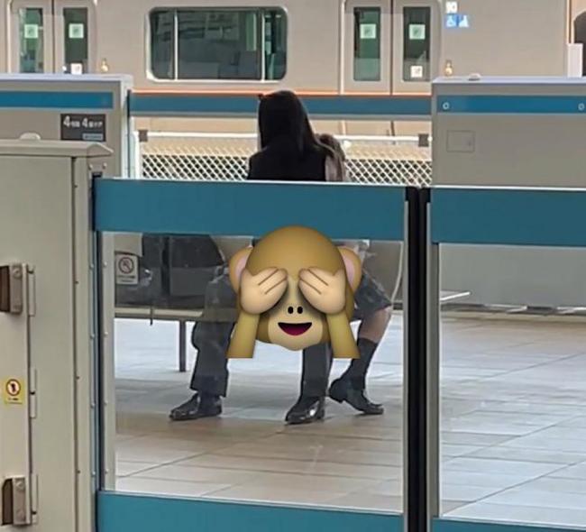 男女中学生月台活春宫 女方仙气正脸反成焦点 男女中学生月台活春宫 女方仙气正脸反成焦点