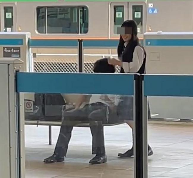 男女中学生月台活春宫 女方仙气正脸反成焦点 男女中学生月台活春宫 女方仙气正脸反成焦点