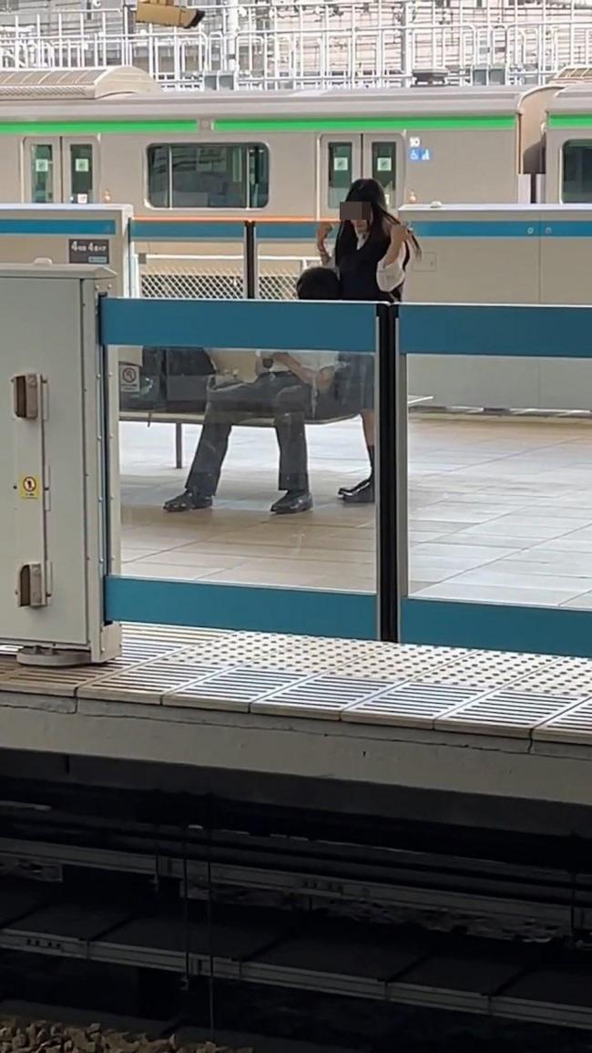 男女中学生月台活春宫 女方仙气正脸反成焦点 男女中学生月台活春宫 女方仙气正脸反成焦点