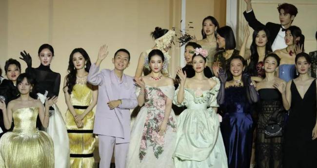 杨幂刘亦菲差点没挤进去 她硬站C位评论区沦陷 杨幂刘亦菲差点没挤进去 她硬站C位评论区沦陷