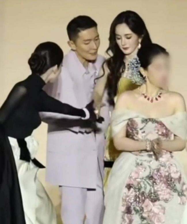不装了,她俩现在的关系冷若冰霜 不装了,她俩现在的关系冷若冰霜