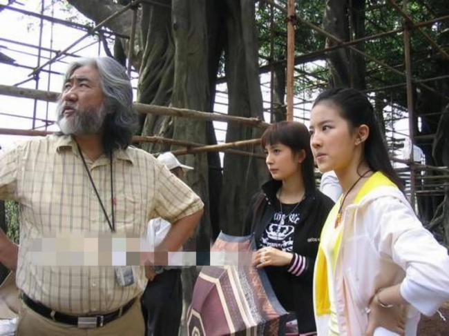 不装了,她俩现在的关系冷若冰霜 不装了,她俩现在的关系冷若冰霜