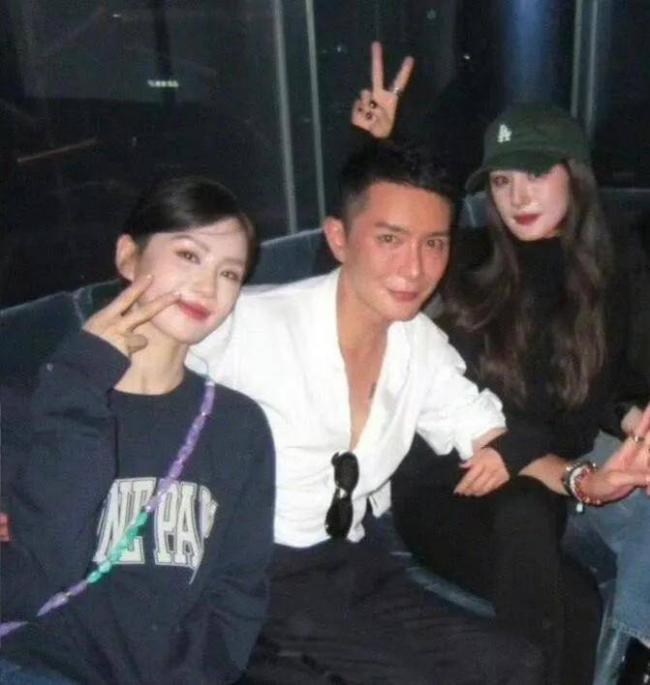 不装了,她俩现在的关系冷若冰霜 不装了,她俩现在的关系冷若冰霜