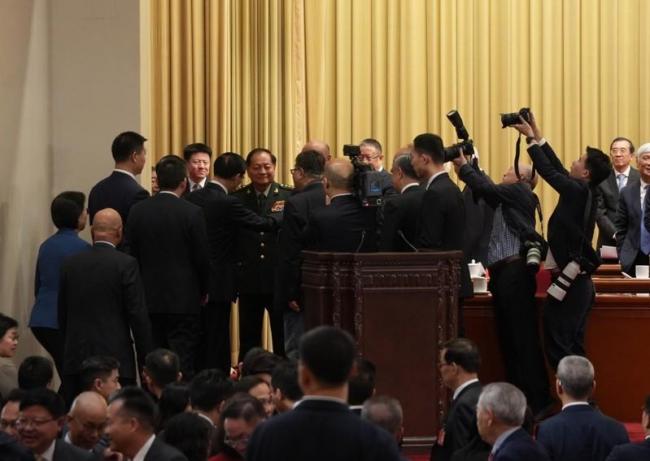 纪念台湾光复大会 王沪宁喊这位台胞代表上台 纪念台湾光复大会 王沪宁喊这位台胞代表上台