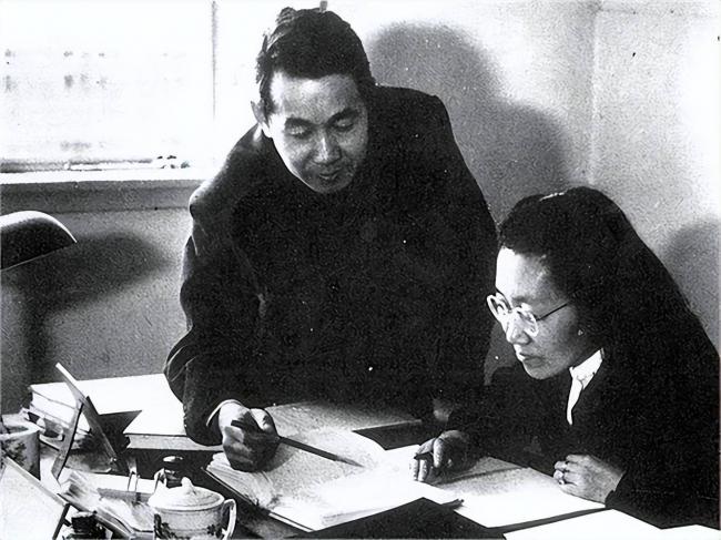 她是与杨振宁合影的绝密女人,美误判放她回国 她是与杨振宁合影的绝密女人,美误判放她回国