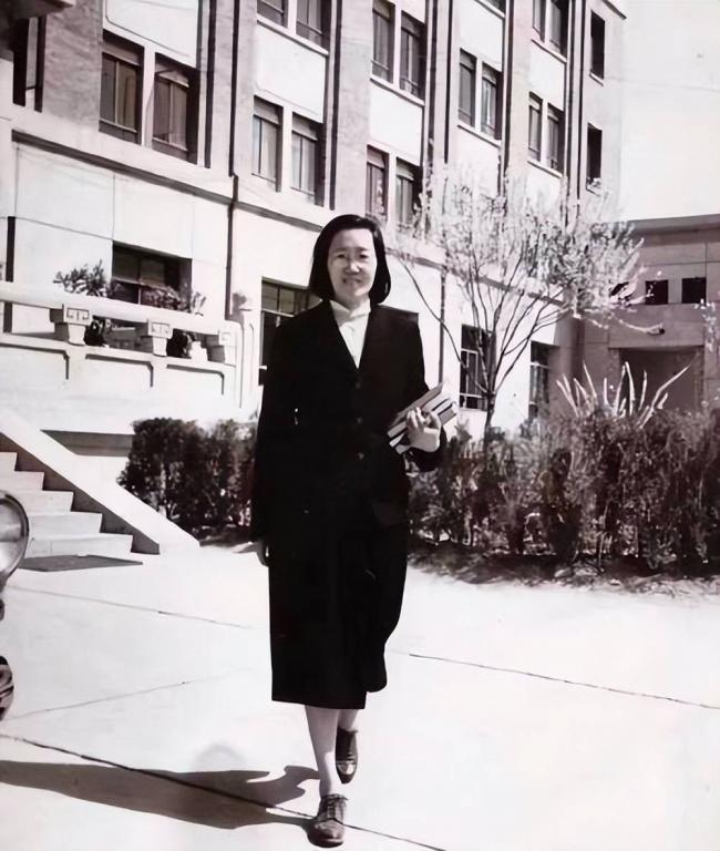 她是与杨振宁合影的绝密女人,美误判放她回国 她是与杨振宁合影的绝密女人,美误判放她回国