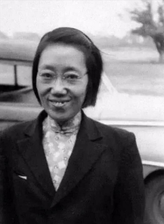 她是与杨振宁合影的绝密女人,美误判放她回国 她是与杨振宁合影的绝密女人,美误判放她回国