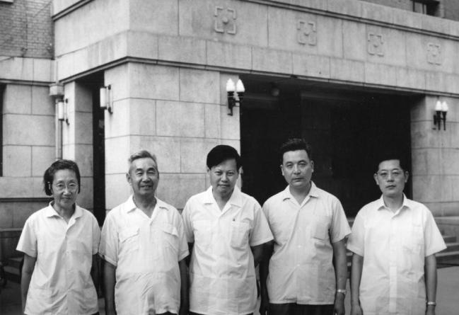 她是与杨振宁合影的绝密女人,美误判放她回国 她是与杨振宁合影的绝密女人,美误判放她回国