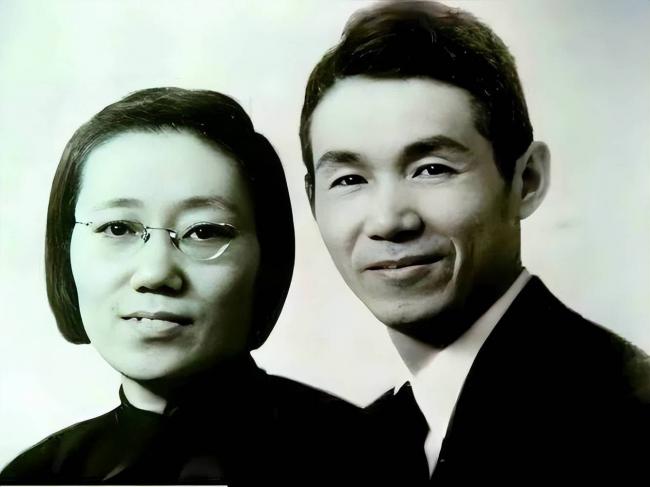 她是与杨振宁合影的绝密女人,美误判放她回国 她是与杨振宁合影的绝密女人,美误判放她回国