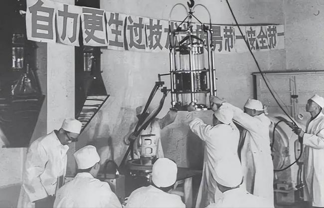 她是与杨振宁合影的绝密女人,美误判放她回国 她是与杨振宁合影的绝密女人,美误判放她回国