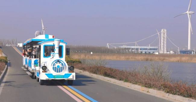 载17人观光车遭强风吹落东海   4人死亡 载17人观光车遭强风吹落东海   4人死亡