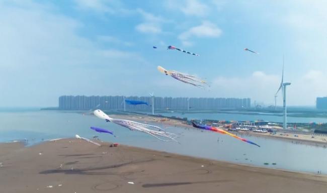 载17人观光车遭强风吹落东海   4人死亡 载17人观光车遭强风吹落东海   4人死亡
