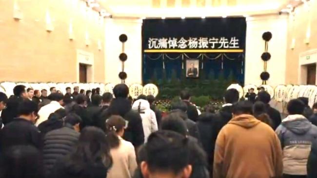 杨振宁葬礼未见长子 曝回中国换肺后死在美国 杨振宁葬礼未见长子 曝回中国换肺后死在美国