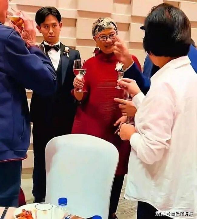34岁刘欢女儿大婚!染红发纹身很漂亮 34岁刘欢女儿大婚!染红发纹身很漂亮