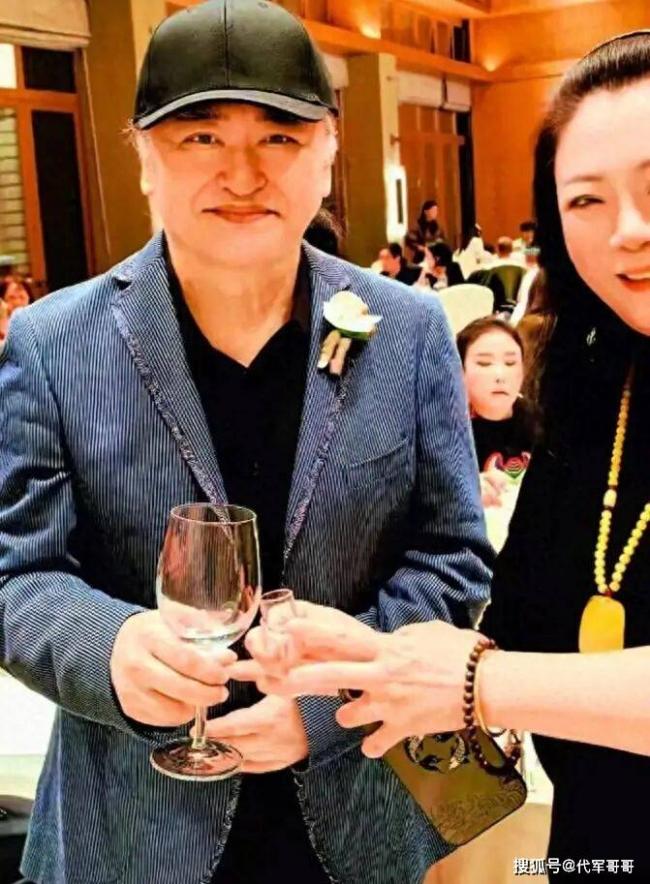 34岁刘欢女儿大婚!染红发纹身很漂亮 34岁刘欢女儿大婚!染红发纹身很漂亮