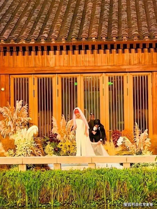 34岁刘欢女儿大婚!染红发纹身很漂亮 34岁刘欢女儿大婚!染红发纹身很漂亮