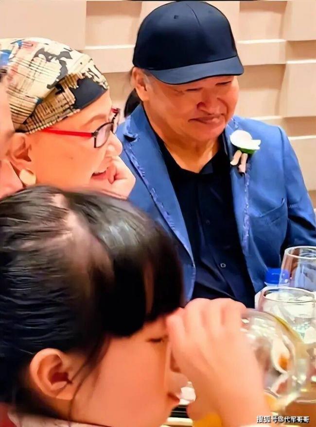 34岁刘欢女儿大婚!染红发纹身很漂亮 34岁刘欢女儿大婚!染红发纹身很漂亮