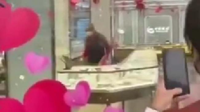 就想吃牢饭? 上海男众目睽睽下淡定抢金店 就想吃牢饭? 上海男众目睽睽下淡定抢金店