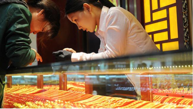 金价暴跌 中国大学生“把生活费亏没了” 金价暴跌 中国大学生“把生活费亏没了”