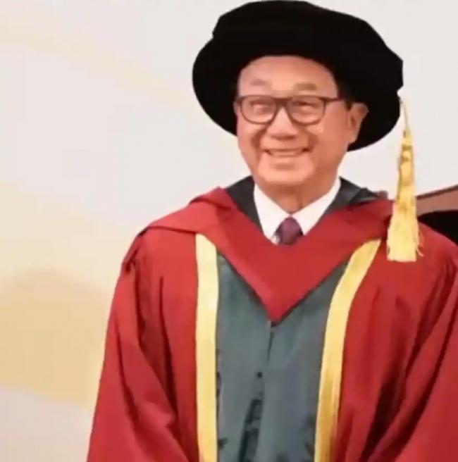 82岁影帝许冠文1年拿了两个博士 坦然面对死亡 82岁影帝许冠文1年拿了两个博士 坦然面对死亡