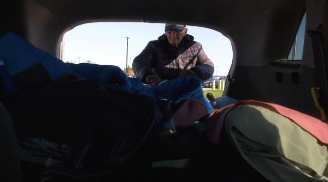 加国76岁老人睡车里两个月叹:什么都太贵了 加国76岁老人睡车里两个月叹:什么都太贵了