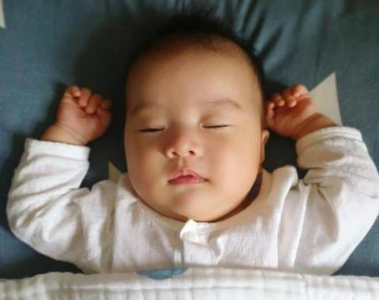 宝宝睡着后   为什么会保持“投降”的姿势 宝宝睡着后   为什么会保持“投降”的姿势