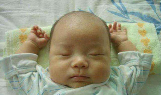 宝宝睡着后   为什么会保持“投降”的姿势 宝宝睡着后   为什么会保持“投降”的姿势