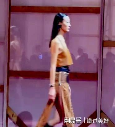 那一年 陈冠希与华谊董事长妻子街头忘情拥吻 那一年 陈冠希与华谊董事长妻子街头忘情拥吻