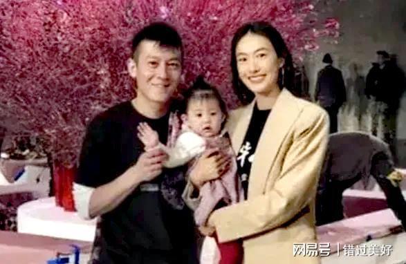 那一年 陈冠希与华谊董事长妻子街头忘情拥吻 那一年 陈冠希与华谊董事长妻子街头忘情拥吻