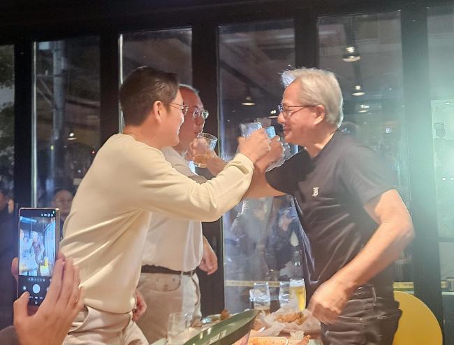 黄仁勋与李在镕  郑义宣  喝交杯酒 黄仁勋与李在镕  郑义宣  喝交杯酒