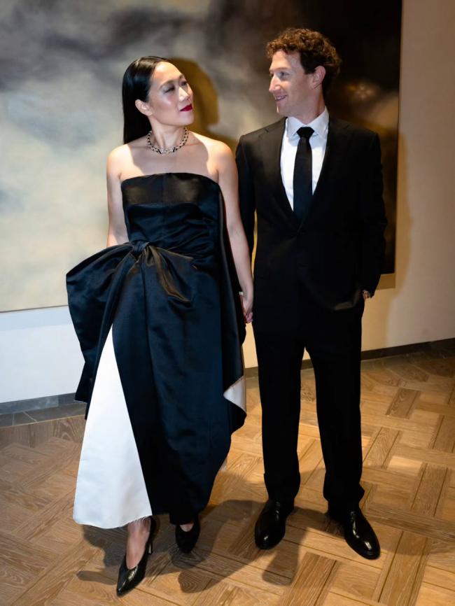 小扎40岁华裔妻领奖,穿抹胸裙很壮硕 小扎40岁华裔妻领奖,穿抹胸裙很壮硕