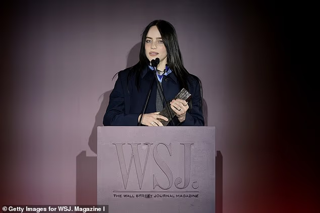 小扎40岁华裔妻领奖,穿抹胸裙很壮硕 小扎40岁华裔妻领奖,穿抹胸裙很壮硕