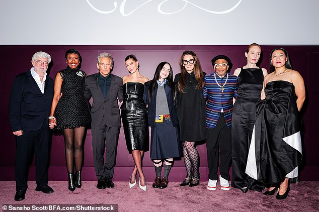 小扎40岁华裔妻领奖,穿抹胸裙很壮硕