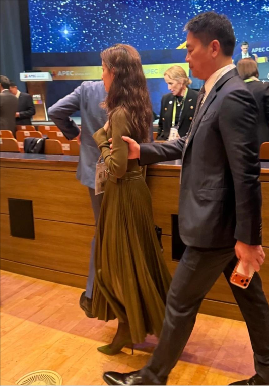 刘强东搀扶章泽天  像极黄晓明给杨颖提裙 刘强东搀扶章泽天  像极黄晓明给杨颖提裙