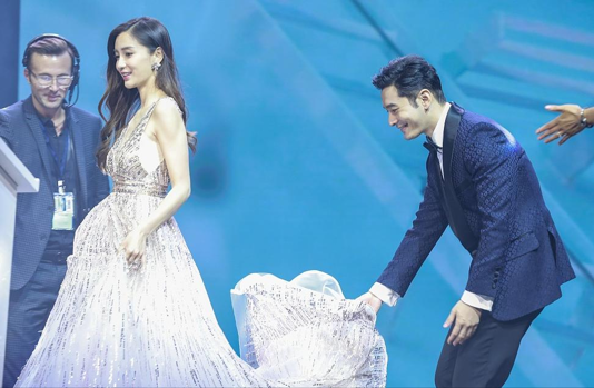 刘强东搀扶章泽天  像极黄晓明给杨颖提裙 刘强东搀扶章泽天  像极黄晓明给杨颖提裙