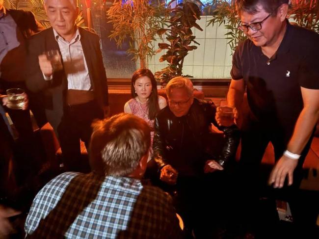 黄仁勋身神秘样女子  竟是芯片偷卖中国的要角? 黄仁勋身神秘样女子  竟是芯片偷卖中国的要角?