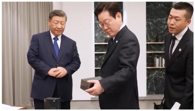 习近平送他小米手机 笑问“你看看有没有后门”