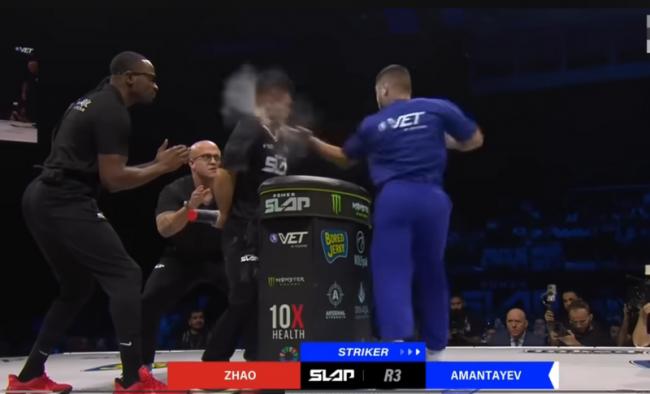 中国功夫大师参加国际“打耳光” 比赛   结果是 中国功夫大师参加国际“打耳光” 比赛   结果是