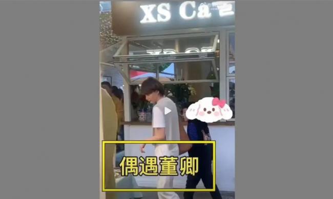 董卿带10岁儿子游布达拉宫 身材纤瘦,手臂黝黑 董卿带10岁儿子游布达拉宫 身材纤瘦,手臂黝黑