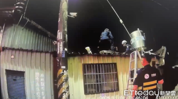 男吃饭中离席如厕失踪  寻遍街巷发现人躺屋顶