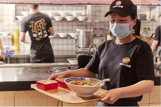 1万元起家 12年做到10亿  上海小伙开餐馆发大财