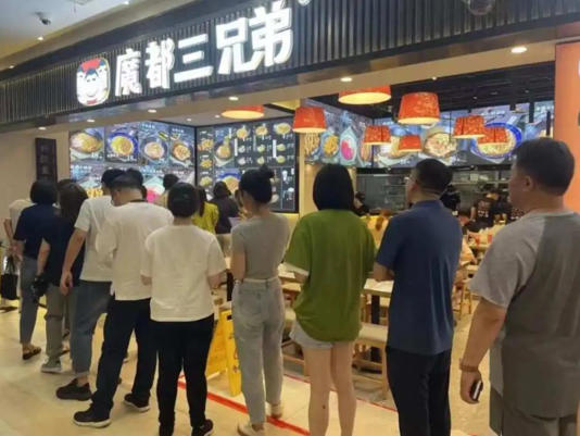 1万元起家 12年做到10亿  上海小伙开餐馆发大财