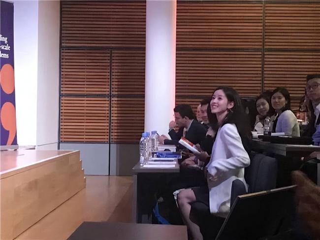 章泽天这出其不意一躲,直接撕碎了刘强东的体面 章泽天这出其不意一躲,直接撕碎了刘强东的体面