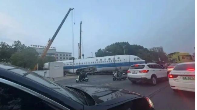武汉街道上惊现大飞机 武汉街道上惊现大飞机