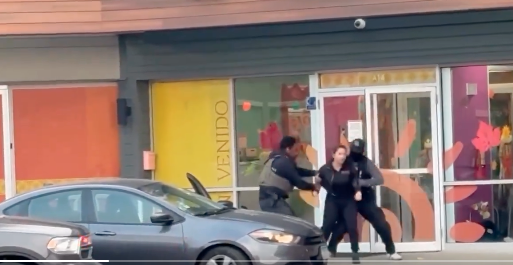 ICE特工在托儿所当众拖走女教师 惊人视频曝光 ICE特工在托儿所当众拖走女教师 惊人视频曝光