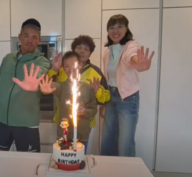 林丹西班牙为儿子庆生,一家四口住独栋别墅 林丹西班牙为儿子庆生,一家四口住独栋别墅