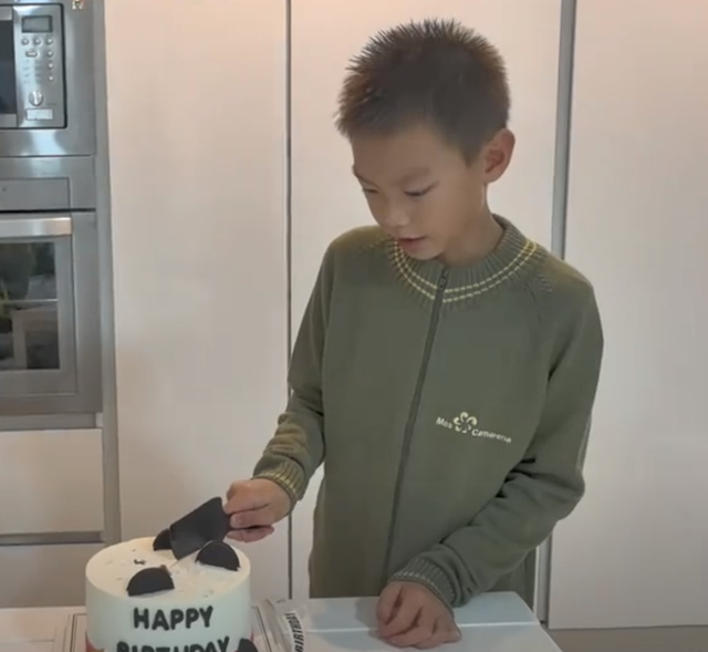 林丹西班牙为儿子庆生,一家四口住独栋别墅 林丹西班牙为儿子庆生,一家四口住独栋别墅