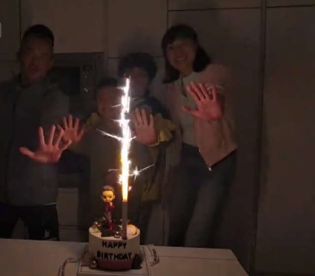 林丹西班牙为儿子庆生,一家四口住独栋别墅 林丹西班牙为儿子庆生,一家四口住独栋别墅